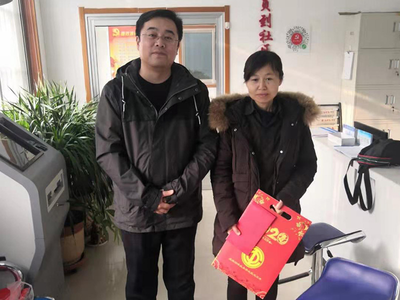 公司領(lǐng)導(dǎo)走訪、慰問(wèn)社區(qū)困難家庭
